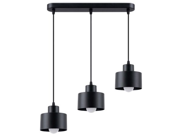 Tři černé závěsné lampy s kovovými stínidly