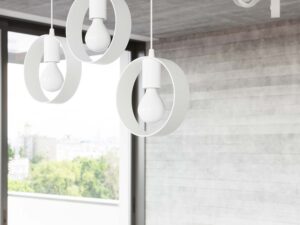 Miniatura 6 - Bílé závěsné lampy u okna – aranžmá jídelny ve skandinávském stylu