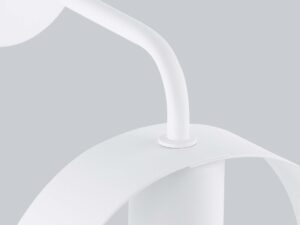 Miniatura 3 - Detail na konstrukci bílého nástěnného svítidla – ohýbaná rura a oprawka