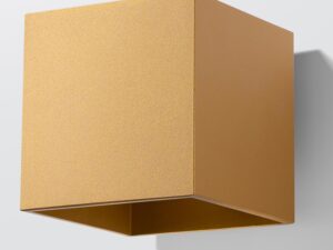 Miniatura 5 - Zlatá kostková lampa namontovaná na bílé stěně