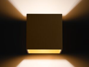 Miniatura 4 - Zlatá kostka LED vyzařující světlo na stěnu ve formě litery V