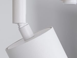 Miniatura 3 - Detail bílého LED reflektoru ve tvaru tubusu montovaného pod stropem
