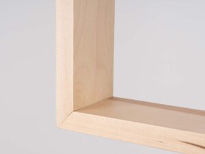 Miniatura 5 - Detail rohové sedačky dřevěné ramy lampy z viditelnou kresbou dřeva
