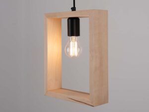 Miniatura 7 - Lampa dřevěná s rozsvícenou žárovkou a viditelnou konstrukcí rámu