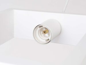 Miniatura 9 - Detail oprawki E27 v bílé metalowej rámu závěsné lampy