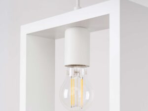 Miniatura 4 - Detail žárovky filamentowej v bílé oprawie závěsné lampy
